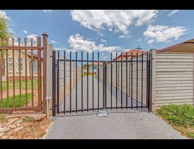 3 BEDROOM FREEHOLD TO LET IN COSMO CITY